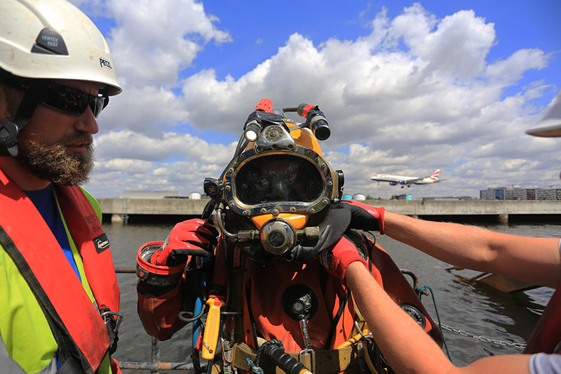 A safelane expert getting ready to dive